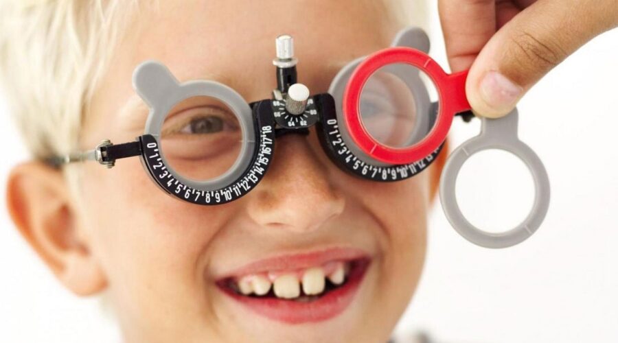 prevenzione oculistica bambino su veicolo medicale