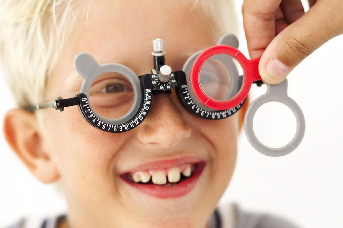 prevenzione oculistica bambino su veicolo medicale